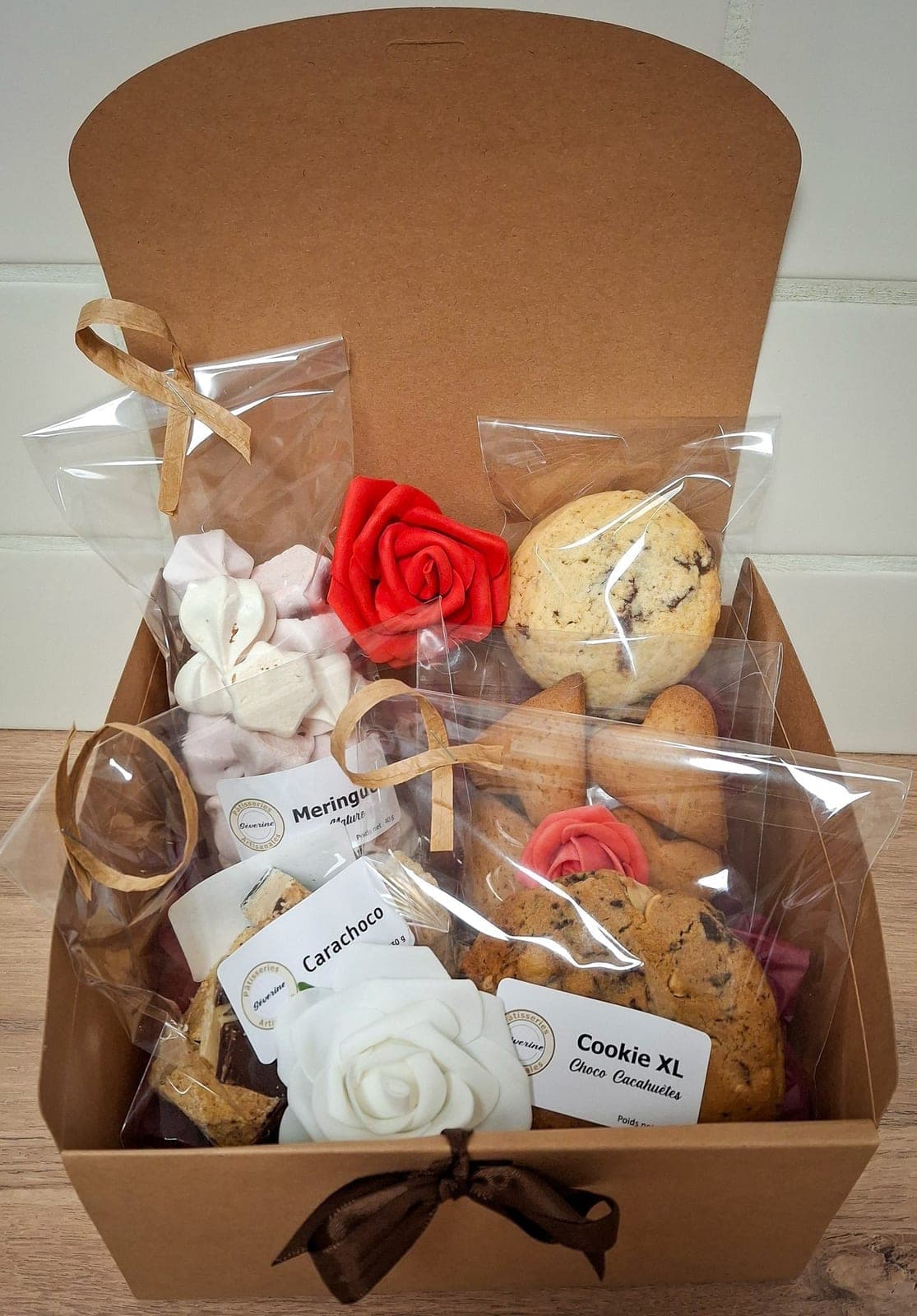 Box garnie de biscuits et de petits gâteaux