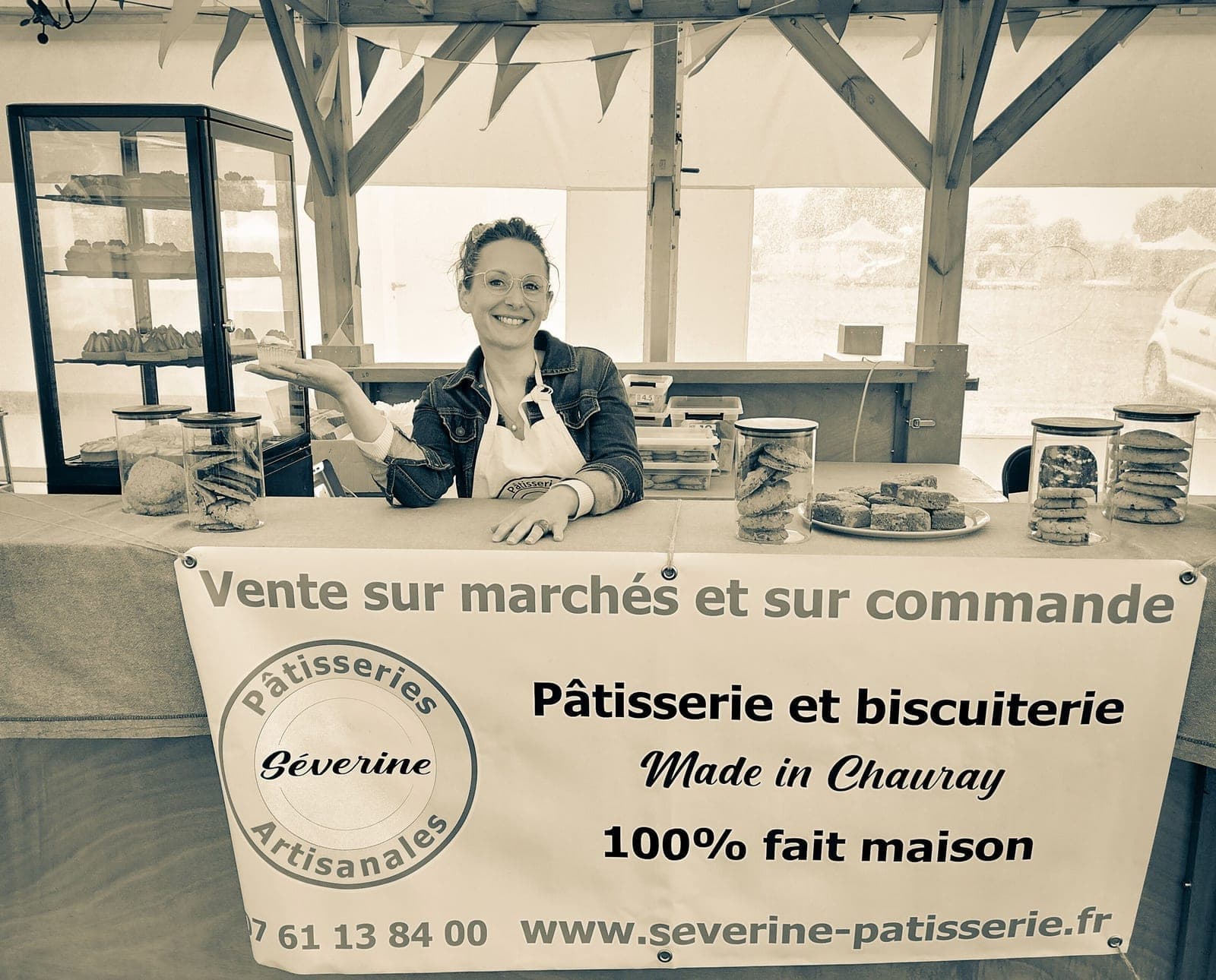 Stand de pâtisserie installé pour une prestation