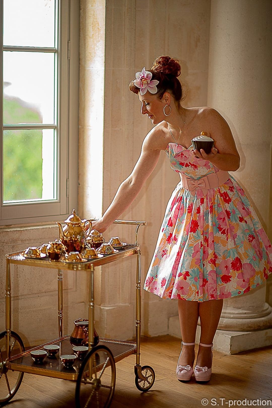 Séverine en tenue d'inspiration pin-up dans son laboratoire