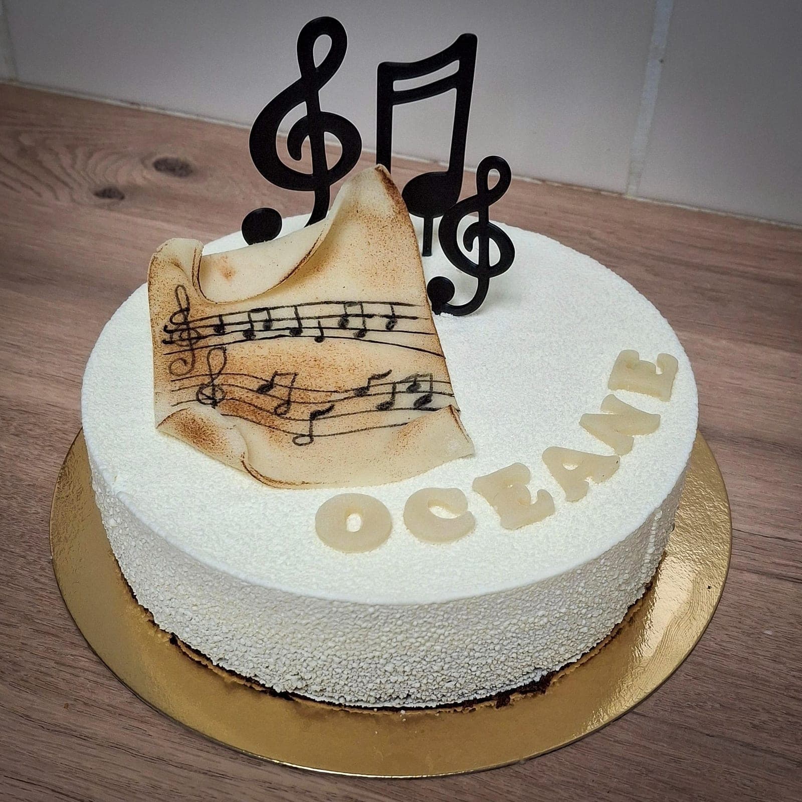Entremets personnalisé décoré à la main