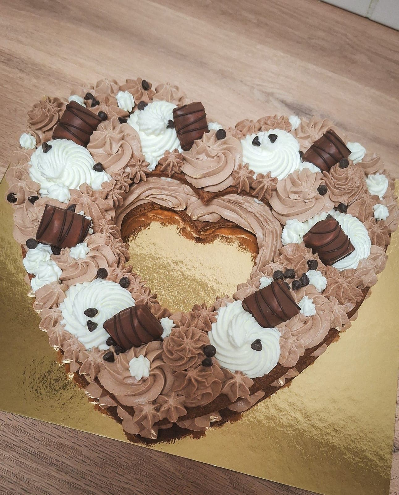 Number cake décoré de fruits frais et de meringues